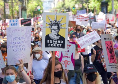 San Francisco, CA - 14 Mayıs 2022: Kimliği belirsiz katılımcılar, ellerinde Üreme Adaleti ve Kadın Seçme Hakkı 'nı destekleyen tabelalar tutarak sokaklarda yürüyorlar. 