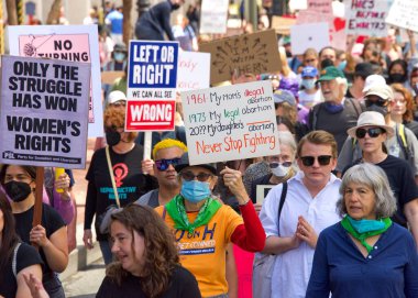 San Francisco, CA - 14 Mayıs 2022: Kimliği belirsiz katılımcılar, ellerinde Üreme Adaleti ve Kadın Seçme Hakkı 'nı destekleyen tabelalar tutarak sokaklarda yürüyorlar. 