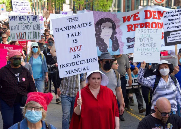 San Francisco May 2022 Unidentified Participants Marching Streets Holding Signs — Zdjęcie stockowe