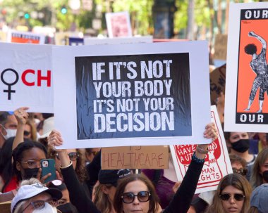 San Francisco, CA - 14 Mayıs 2022: Kimliği belirsiz katılımcılar, ellerinde Üreme Adaleti ve Kadın Seçme Hakkı 'nı destekleyen tabelalar tutarak sokaklarda yürüyorlar. 