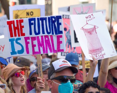 San Francisco, CA - 14 Mayıs 2022: Kimliği belirsiz katılımcılar, ellerinde Üreme Adaleti ve Kadın Seçme Hakkı 'nı destekleyen tabelalar tutarak sokaklarda yürüyorlar. 