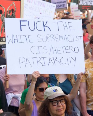 San Francisco, CA - 14 Mayıs 2022: Kimliği belirsiz katılımcılar, ellerinde Üreme Adaleti ve Kadın Seçme Hakkı 'nı destekleyen tabelalar tutarak sokaklarda yürüyorlar. 