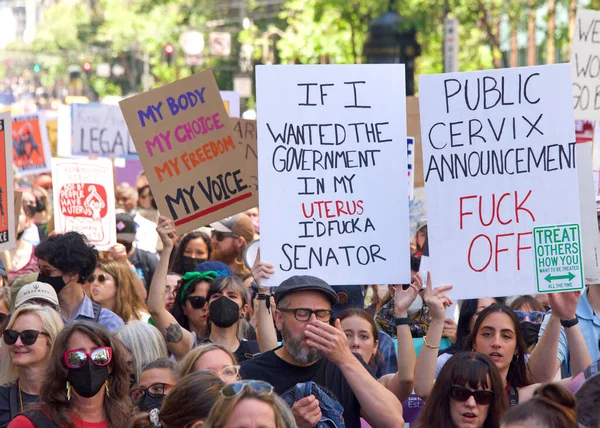 San Francisco May 2022 Unidentified Participants Marching Streets Holding Signs — Stock fotografie