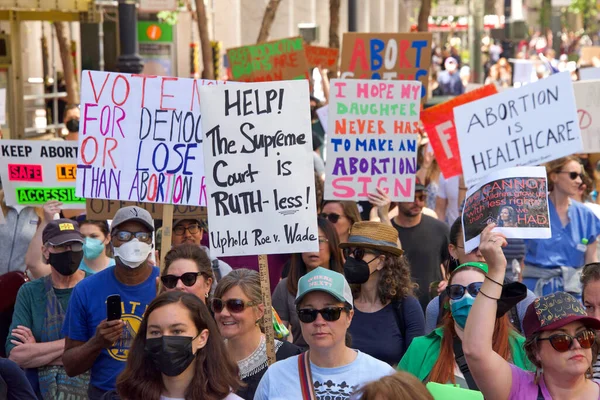 San Francisco Maja 2022 Niezidentyfikowani Uczestnicy Maszerują Ulicami Znakami Wspierającymi — Zdjęcie stockowe