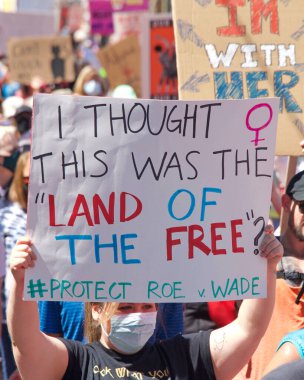 San Francisco, CA - 14 Mayıs 2022: Kimliği belirsiz katılımcılar, ellerinde Üreme Adaleti ve Kadın Seçme Hakkı 'nı destekleyen tabelalar tutarak sokaklarda yürüyorlar. 