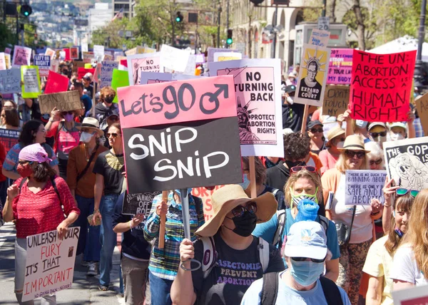 San Francisco, CA - 14 Mayıs 2022: Kimliği belirsiz katılımcılar, ellerinde Üreme Adaleti ve Kadın Seçme Hakkı 'nı destekleyen tabelalar tutarak sokaklarda yürüyorlar. 