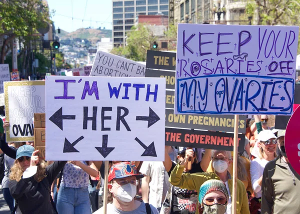 San Francisco, CA - 14 Mayıs 2022: Kimliği belirsiz katılımcılar, ellerinde Üreme Adaleti ve Kadın Seçme Hakkı 'nı destekleyen tabelalar tutarak sokaklarda yürüyorlar. 