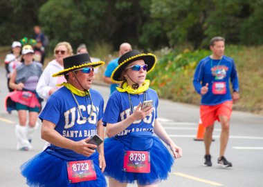 San Francisco, CA - 15 Mayıs 2022: Geleneksel Bay to Breakers yarışına katılanlar Golden Gate parkından geçiyor. Bay to Breakers, eğlenceli kostümler giyen birçok katılımcısıyla ünlüdür..
