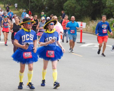 San Francisco, CA - 15 Mayıs 2022: Geleneksel Bay to Breakers yarışına katılanlar Golden Gate parkından geçiyor. Bay to Breakers, eğlenceli kostümler giyen birçok katılımcısıyla ünlüdür..