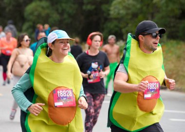 San Francisco, CA - 15 Mayıs 2022: Geleneksel Bay to Breakers yarışına katılanlar Golden Gate parkından geçiyor. Bay to Breakers, eğlenceli kostümler giyen birçok katılımcısıyla ünlüdür..