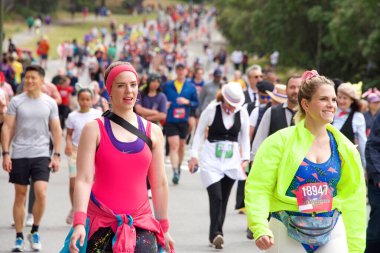San Francisco, CA - 15 Mayıs 2022: Geleneksel Bay to Breakers yarışına katılanlar Golden Gate parkından geçiyor. Bay to Breakers, eğlenceli kostümler giyen birçok katılımcısıyla ünlüdür..