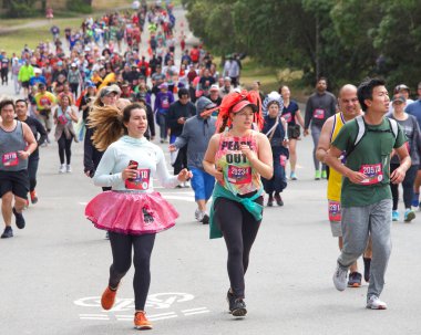 San Francisco, CA - 15 Mayıs 2022: Geleneksel Bay to Breakers yarışına katılanlar Golden Gate parkından geçiyor. Bay to Breakers, eğlenceli kostümler giyen birçok katılımcısıyla ünlüdür..