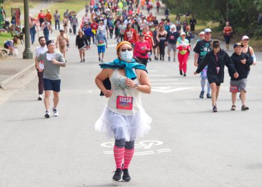 San Francisco, CA - 15 Mayıs 2022: Geleneksel Bay to Breakers yarışına katılanlar Golden Gate parkından geçiyor. Bay to Breakers, eğlenceli kostümler giyen birçok katılımcısıyla ünlüdür.