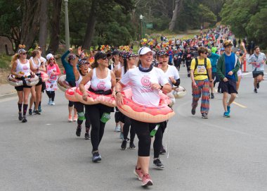 San Francisco, CA - 15 Mayıs 2022: Geleneksel Bay to Breakers yarışına katılanlar Golden Gate parkından geçiyor. Bay to Breakers, eğlenceli kostümler giyen birçok katılımcısıyla ünlüdür..