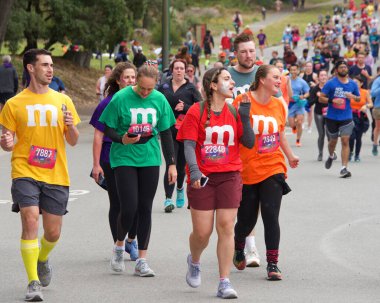 San Francisco, CA - 15 Mayıs 2022: Geleneksel Bay to Breakers yarışına katılanlar Golden Gate parkından geçiyor. Bay to Breakers, eğlenceli kostümler giyen birçok katılımcısıyla ünlüdür..