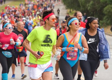 San Francisco, CA - 15 Mayıs 2022: Geleneksel Bay to Breakers yarışına katılanlar Golden Gate parkından geçiyor. Bay to Breakers, eğlenceli kostümler giyen birçok katılımcısıyla ünlüdür..