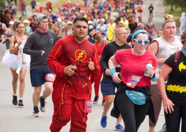 San Francisco, CA - 15 Mayıs 2022: Geleneksel Bay to Breakers yarışına katılanlar Golden Gate parkından geçiyor. Bay to Breakers, eğlenceli kostümler giyen birçok katılımcısıyla ünlüdür..