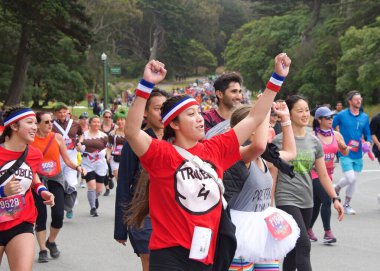 San Francisco, CA - 15 Mayıs 2022: Geleneksel Bay to Breakers yarışına katılanlar Golden Gate parkından geçiyor. Bay to Breakers, eğlenceli kostümler giyen birçok katılımcısıyla ünlüdür..