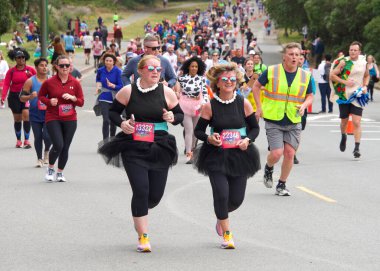 San Francisco, CA - 15 Mayıs 2022: Geleneksel Bay to Breakers yarışına katılanlar Golden Gate parkından geçiyor. Bay to Breakers, eğlenceli kostümler giyen birçok katılımcısıyla ünlüdür..