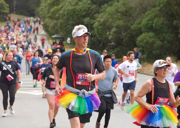 San Francisco, CA - 15 Mayıs 2022: Geleneksel Bay to Breakers yarışına katılanlar Golden Gate parkından geçiyor. Bay to Breakers, eğlenceli kostümler giyen birçok katılımcısıyla ünlüdür..