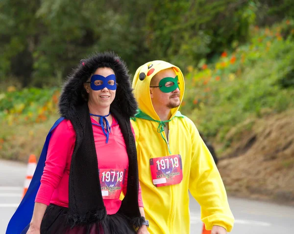San Francisco, CA - 15 Mayıs 2022: Geleneksel Bay to Breakers yarışına katılanlar Golden Gate parkından geçiyor. Bay to Breakers, eğlenceli kostümler giyen birçok katılımcısıyla ünlüdür..