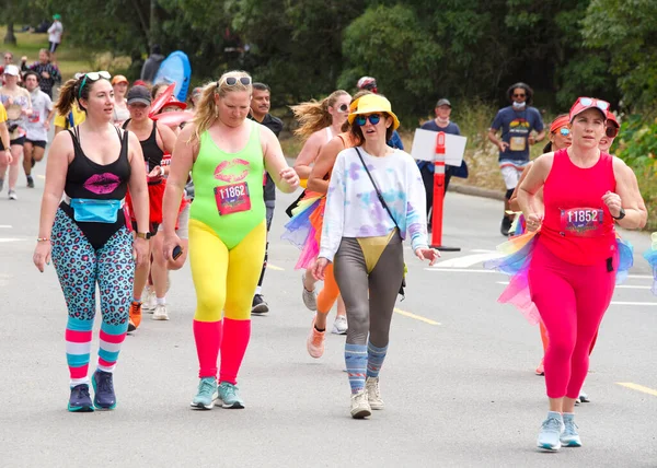 San Francisco, CA - 15 Mayıs 2022: Geleneksel Bay to Breakers yarışına katılanlar Golden Gate parkından geçiyor. Bay to Breakers, eğlenceli kostümler giyen birçok katılımcısıyla ünlüdür..