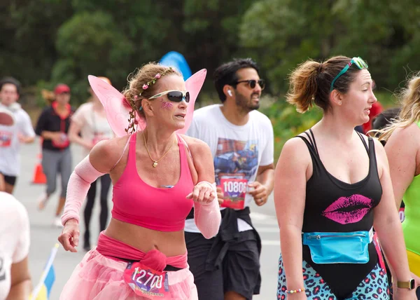 San Francisco, CA - 15 Mayıs 2022: Geleneksel Bay to Breakers yarışına katılanlar Golden Gate parkından geçiyor. Bay to Breakers, eğlenceli kostümler giyen birçok katılımcısıyla ünlüdür..