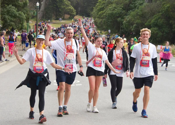 San Francisco, CA - 15 Mayıs 2022: Geleneksel Bay to Breakers yarışına katılanlar Golden Gate parkından geçiyor. Bay to Breakers, eğlenceli kostümler giyen birçok katılımcısıyla ünlüdür..