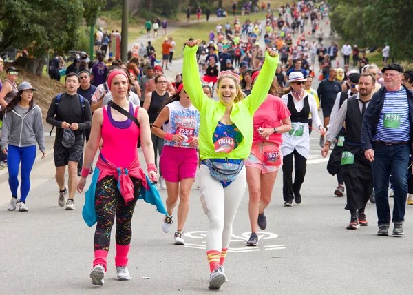 San Francisco, CA - 15 Mayıs 2022: Geleneksel Bay to Breakers yarışına katılanlar Golden Gate parkından geçiyor. Bay to Breakers, eğlenceli kostümler giyen birçok katılımcısıyla ünlüdür..