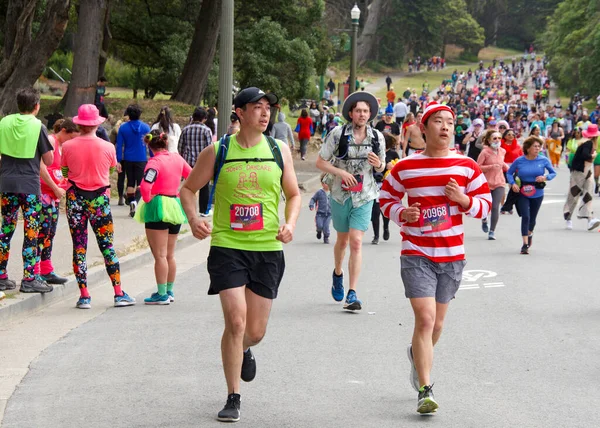 San Francisco, CA - 15 Mayıs 2022: Geleneksel Bay to Breakers yarışına katılanlar Golden Gate parkından geçiyor. Bay to Breakers, eğlenceli kostümler giyen birçok katılımcısıyla ünlüdür..