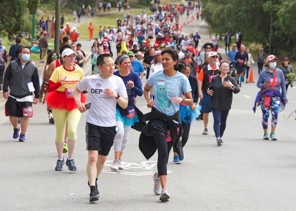 San Francisco, CA - 15 Mayıs 2022: Geleneksel Bay to Breakers yarışına katılanlar Golden Gate parkından geçiyor. Bay to Breakers, eğlenceli kostümler giyen birçok katılımcısıyla ünlüdür..