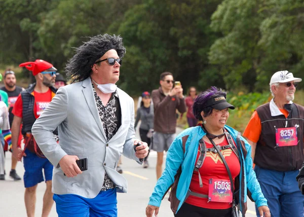 San Francisco, CA - 15 Mayıs 2022: Geleneksel Bay to Breakers yarışına katılanlar Golden Gate parkından geçiyor. Bay to Breakers, eğlenceli kostümler giyen birçok katılımcısıyla ünlüdür..