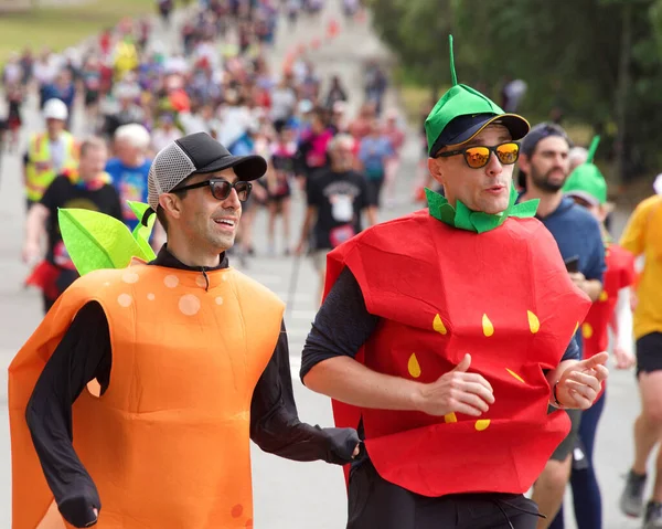 San Francisco, CA - 15 Mayıs 2022: Geleneksel Bay to Breakers yarışına katılanlar Golden Gate parkından geçiyor. Bay to Breakers, eğlenceli kostümler giyen birçok katılımcısıyla ünlüdür..