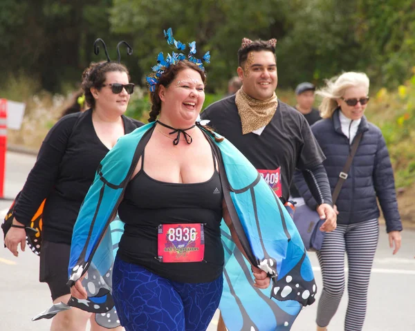 San Francisco, CA - 15 Mayıs 2022: Geleneksel Bay to Breakers yarışına katılanlar Golden Gate parkından geçiyor. Bay to Breakers, eğlenceli kostümler giyen birçok katılımcısıyla ünlüdür..