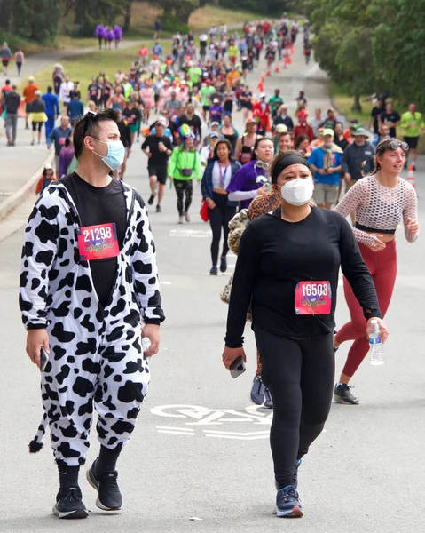 San Francisco, CA - 15 Mayıs 2022: Geleneksel Bay to Breakers yarışına katılanlar Golden Gate parkından geçiyor. Bay to Breakers, eğlenceli kostümler giyen birçok katılımcısıyla ünlüdür..