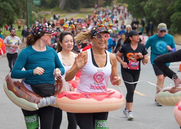 San Francisco, CA - 15 Mayıs 2022: Geleneksel Bay to Breakers yarışına katılanlar Golden Gate parkından geçiyor. Bay to Breakers, eğlenceli kostümler giyen birçok katılımcısıyla ünlüdür..