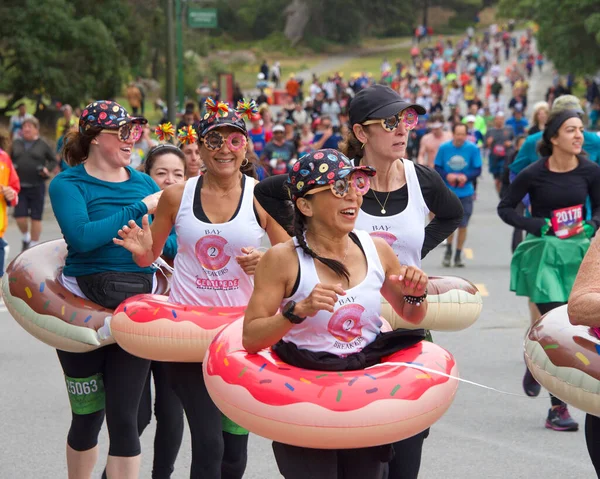 San Francisco, CA - 15 Mayıs 2022: Geleneksel Bay to Breakers yarışına katılanlar Golden Gate parkından geçiyor. Bay to Breakers, eğlenceli kostümler giyen birçok katılımcısıyla ünlüdür..