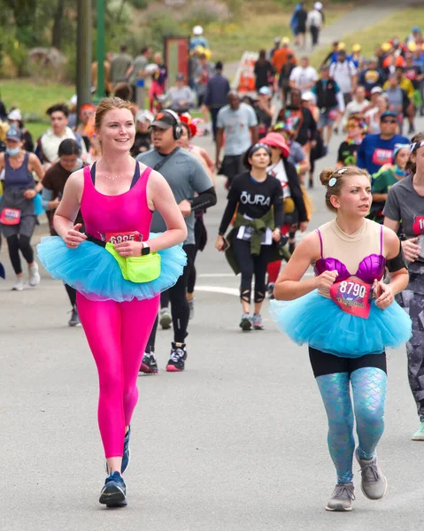 San Francisco, CA - 15 Mayıs 2022: Geleneksel Bay to Breakers yarışına katılanlar Golden Gate parkından geçiyor. Bay to Breakers, eğlenceli kostümler giyen birçok katılımcısıyla ünlüdür..