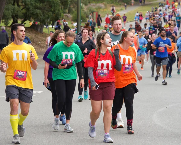 San Francisco, CA - 15 Mayıs 2022: Geleneksel Bay to Breakers yarışına katılanlar Golden Gate parkından geçiyor. Bay to Breakers, eğlenceli kostümler giyen birçok katılımcısıyla ünlüdür..