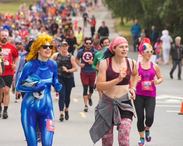San Francisco, CA - 15 Mayıs 2022: Geleneksel Bay to Breakers yarışına katılanlar Golden Gate parkından geçiyor. Bay to Breakers, eğlenceli kostümler giyen birçok katılımcısıyla ünlüdür..