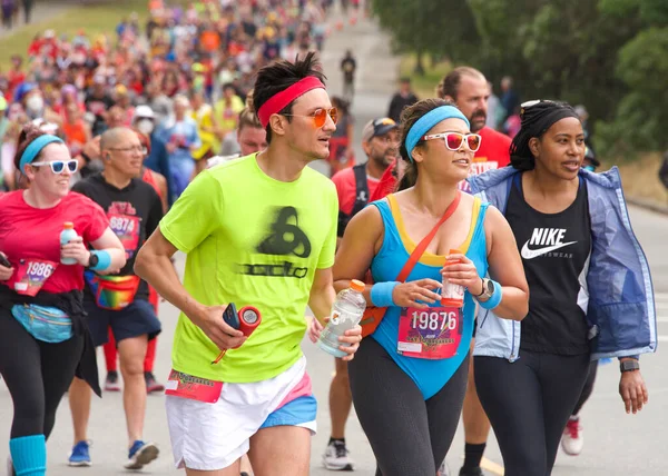 San Francisco, CA - 15 Mayıs 2022: Geleneksel Bay to Breakers yarışına katılanlar Golden Gate parkından geçiyor. Bay to Breakers, eğlenceli kostümler giyen birçok katılımcısıyla ünlüdür..