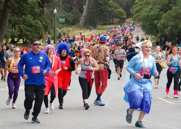 San Francisco, CA - 15 Mayıs 2022: Geleneksel Bay to Breakers yarışına katılanlar Golden Gate parkından geçiyor. Bay to Breakers, eğlenceli kostümler giyen birçok katılımcısıyla ünlüdür..