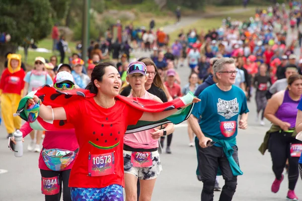 San Francisco, CA - 15 Mayıs 2022: Geleneksel Bay to Breakers yarışına katılanlar Golden Gate parkından geçiyor. Bay to Breakers, eğlenceli kostümler giyen birçok katılımcısıyla ünlüdür..