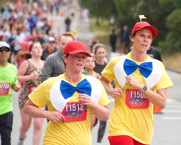 San Francisco, CA - 15 Mayıs 2022: Geleneksel Bay to Breakers yarışına katılanlar Golden Gate parkından geçiyor. Bay to Breakers, eğlenceli kostümler giyen birçok katılımcısıyla ünlüdür..