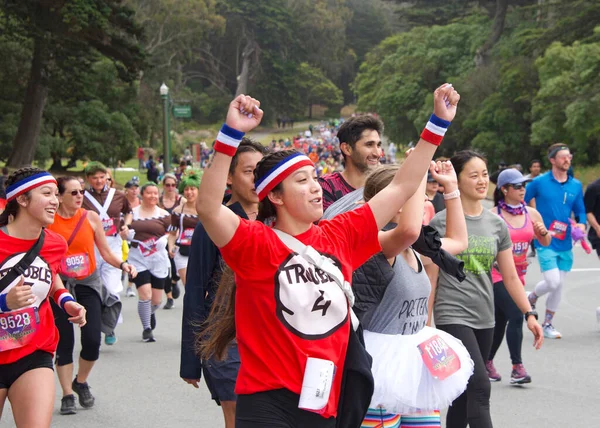 San Francisco, CA - 15 Mayıs 2022: Geleneksel Bay to Breakers yarışına katılanlar Golden Gate parkından geçiyor. Bay to Breakers, eğlenceli kostümler giyen birçok katılımcısıyla ünlüdür..