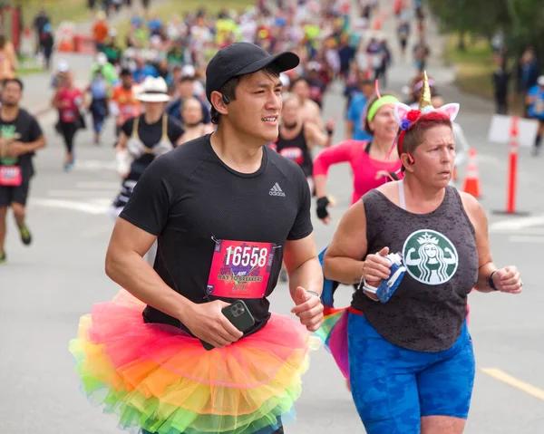 San Francisco, CA - 15 Mayıs 2022: Geleneksel Bay to Breakers yarışına katılanlar Golden Gate parkından geçiyor. Bay to Breakers, eğlenceli kostümler giyen birçok katılımcısıyla ünlüdür..