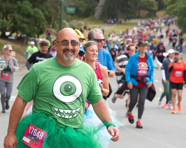 San Francisco, CA - 15 Mayıs 2022: Geleneksel Bay to Breakers yarışına katılanlar Golden Gate parkından geçiyor. Bay to Breakers, eğlenceli kostümler giyen birçok katılımcısıyla ünlüdür..