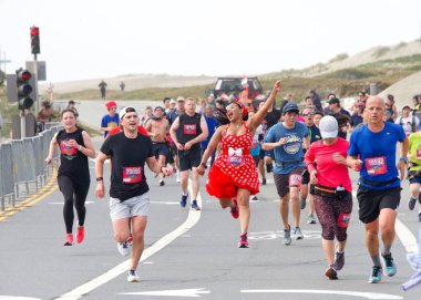San Francisco, CA - 15 Mayıs 2022: Great Hwy 'deki yıllık Bay to Breakers yarışına katılanlar bitiş çizgisine geliyor. Bay to Breakers, eğlenceli kostümler giyen birçok katılımcısıyla ünlüdür..