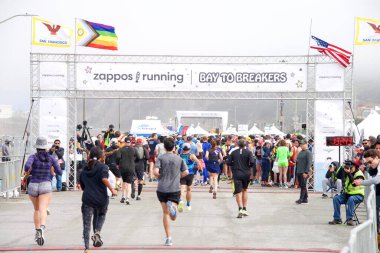 San Francisco, CA - 15 Mayıs 2022: Great Hwy 'deki yıllık Bay to Breakers yarışına katılanlar bitiş çizgisine geliyor. Bay to Breakers, eğlenceli kostümler giyen birçok katılımcısıyla ünlüdür..