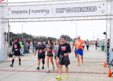 San Francisco, CA - 15 Mayıs 2022: Great Hwy 'deki yıllık Bay to Breakers yarışına katılanlar bitiş çizgisine geliyor. Bay to Breakers, eğlenceli kostümler giyen birçok katılımcısıyla ünlüdür..